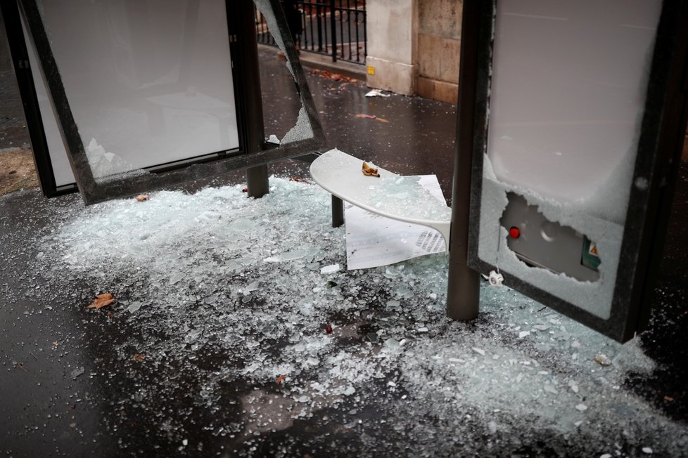 Francouzi od 17. listopadu protestovali v sobotu už potřetí v rámci hnutí takzvaných žlutých vest nejen kvůli plánovanému zvýšení cen pohonných hmot, ale proti růstu životních nákladů obecně. K sobotním akcím se připojilo v celé zemi na 75.000 lidí