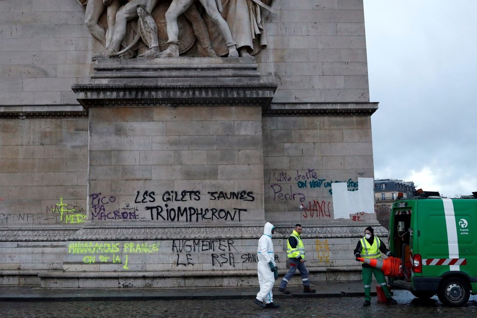 Francouzi od 17. listopadu protestovali v sobotu už potřetí v rámci hnutí takzvaných žlutých vest nejen kvůli plánovanému zvýšení cen pohonných hmot, ale proti růstu životních nákladů obecně. K sobotním akcím se připojilo v celé zemi na 75.000 lidí