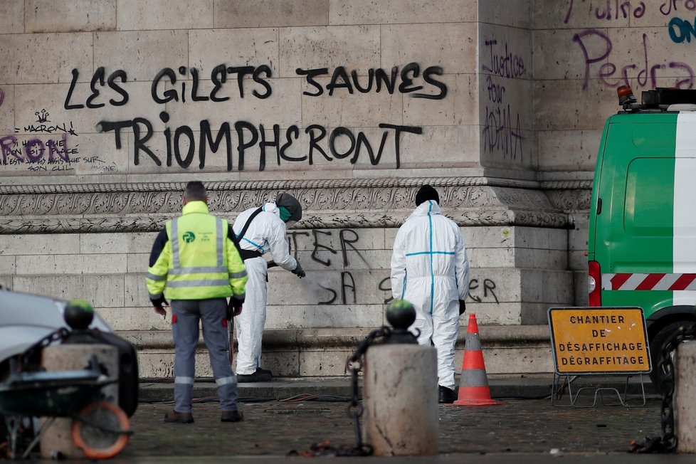 Francouzi od 17. listopadu protestovali v sobotu už potřetí v rámci hnutí takzvaných žlutých vest nejen kvůli plánovanému zvýšení cen pohonných hmot, ale proti růstu životních nákladů obecně. K sobotním akcím se připojilo v celé zemi na 75.000 lidí