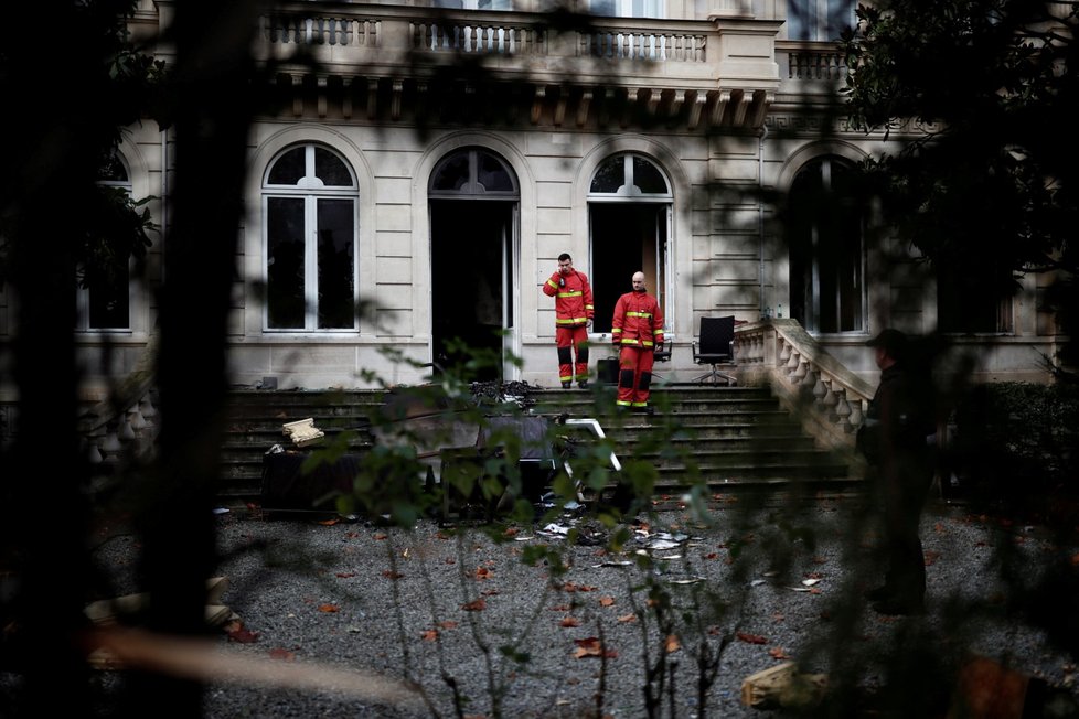 Francouzi od 17. listopadu protestovali v sobotu už potřetí v rámci hnutí takzvaných žlutých vest nejen kvůli plánovanému zvýšení cen pohonných hmot, ale proti růstu životních nákladů obecně. K sobotním akcím se připojilo v celé zemi na 75.000 lidí.