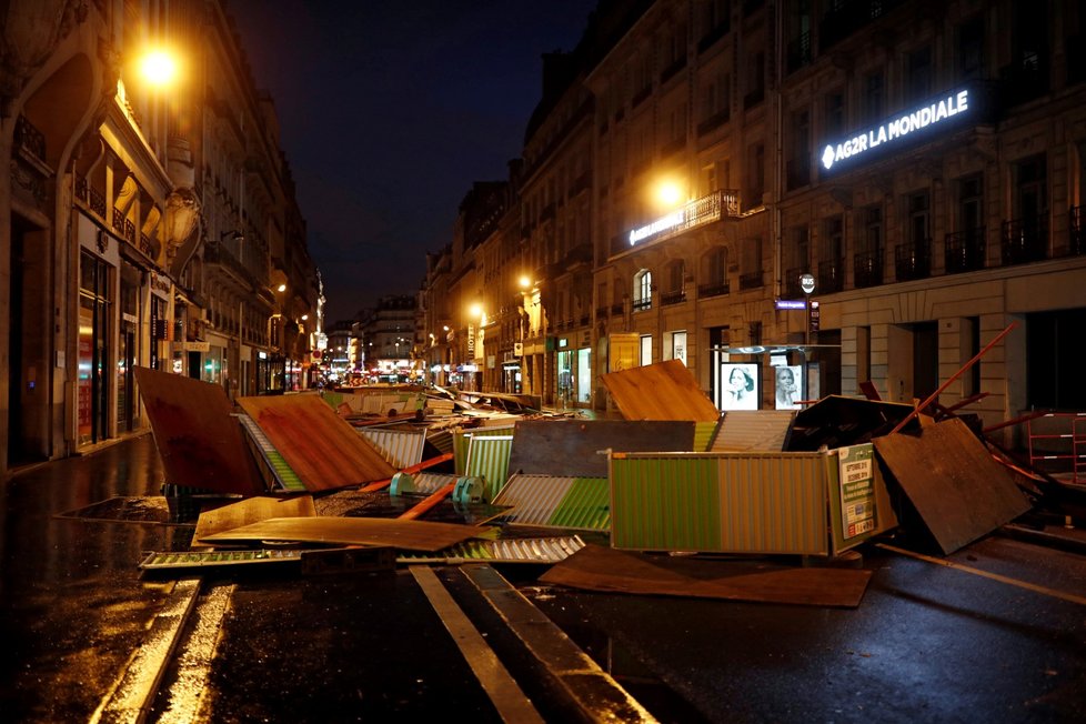 Francouzi od 17. listopadu protestovali v sobotu už potřetí v rámci hnutí takzvaných žlutých vest nejen kvůli plánovanému zvýšení cen pohonných hmot, ale proti růstu životních nákladů obecně. K sobotním akcím se připojilo v celé zemi na 75.000 lidí