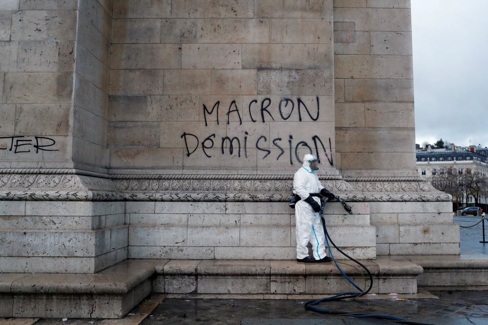 Francouzi od 17. listopadu protestovali v sobotu už potřetí v rámci hnutí takzvaných žlutých vest nejen kvůli plánovanému zvýšení cen pohonných hmot, ale proti růstu životních nákladů obecně. K sobotním akcím se připojilo v celé zemi na 75.000 lidí.