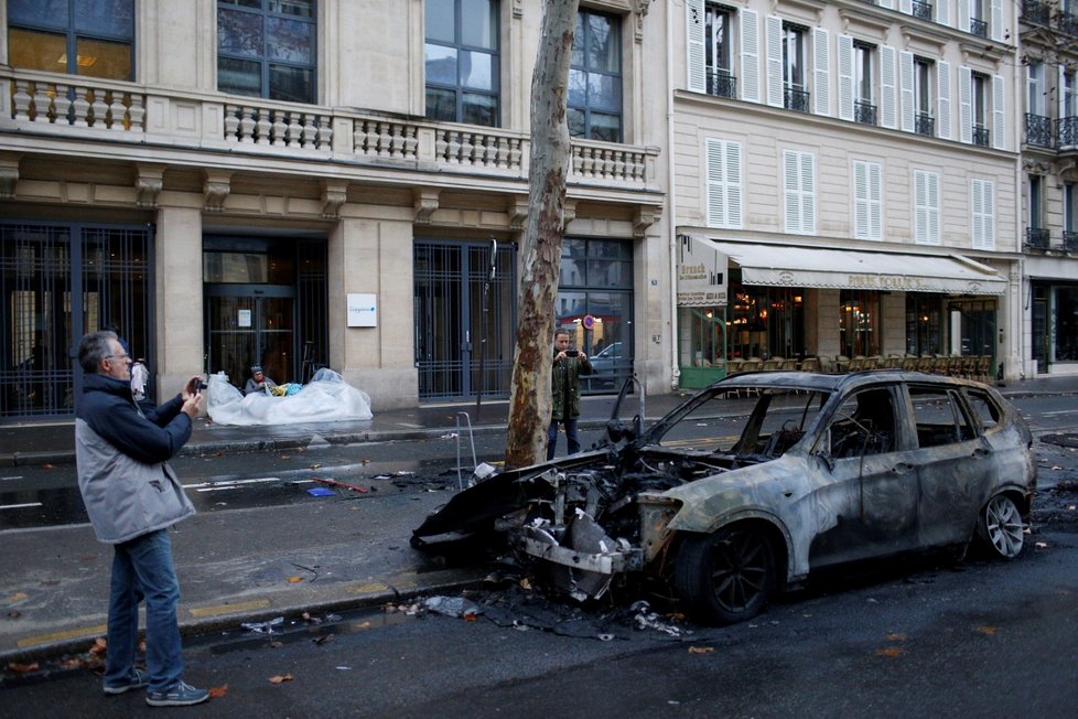 Francouzi od 17. listopadu protestovali v sobotu už potřetí v rámci hnutí takzvaných žlutých vest nejen kvůli plánovanému zvýšení cen pohonných hmot, ale proti růstu životních nákladů obecně. K sobotním akcím se připojilo v celé zemi na 75.000 lidí