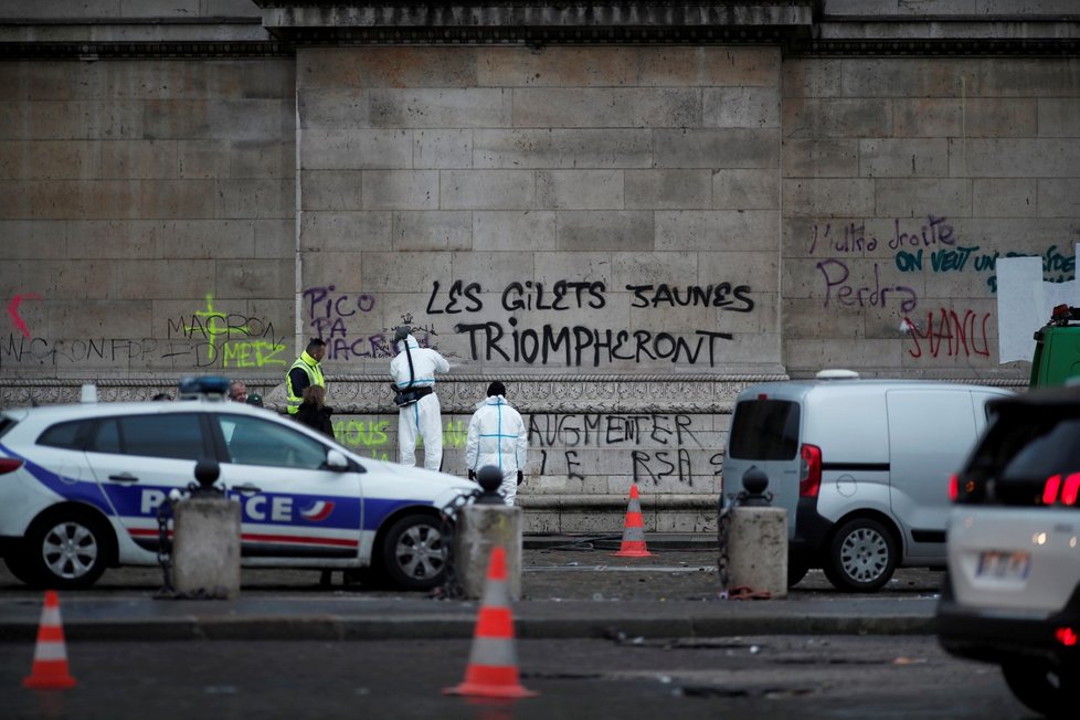 Francouzi od 17. listopadu protestovali v sobotu už potřetí v rámci hnutí takzvaných žlutých vest nejen kvůli plánovanému zvýšení cen pohonných hmot, ale proti růstu životních nákladů obecně. K sobotním akcím se připojilo v celé zemi na 75.000 lidí