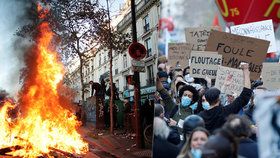 Ulice v plamenech a zuřící davy. Francouzi protestovali proti kontroverznímu zákonu