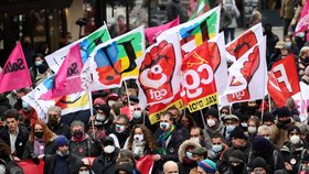 Ulice francouzských měst zaplnily demonstrace za růst mezd a důchodů (27. 1. 2022).
