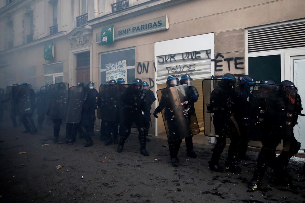 Po celé Francii se protestovalo proti návrhu zákona o bezpečnosti (28. 11. 2020)