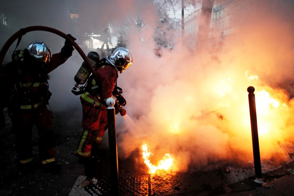 Po celé Francii se protestovalo proti návrhu zákona o bezpečnosti (28. 11. 2020)