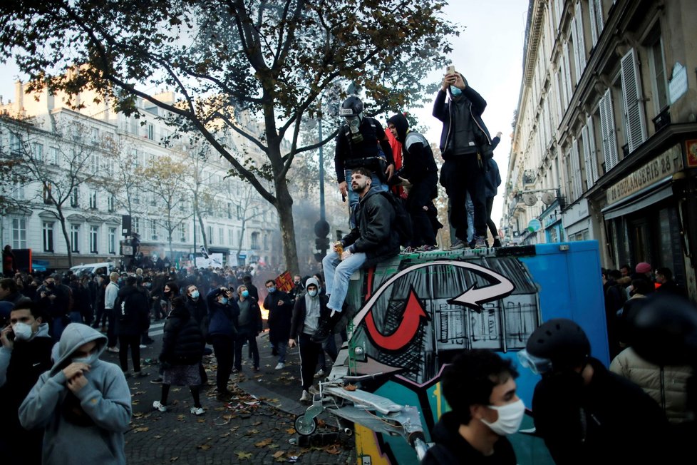 Po celé Francii se protestovalo proti návrhu zákona o bezpečnosti (28. 11. 2020)