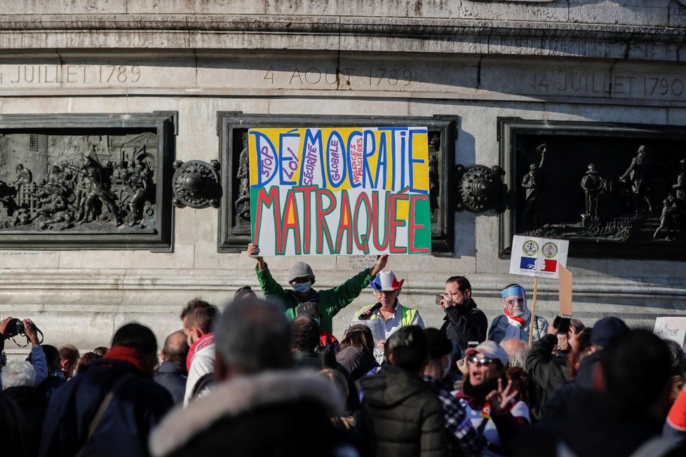 Po celé Francii se protestovalo proti návrhu zákona o bezpečnosti (28. 11. 2020)