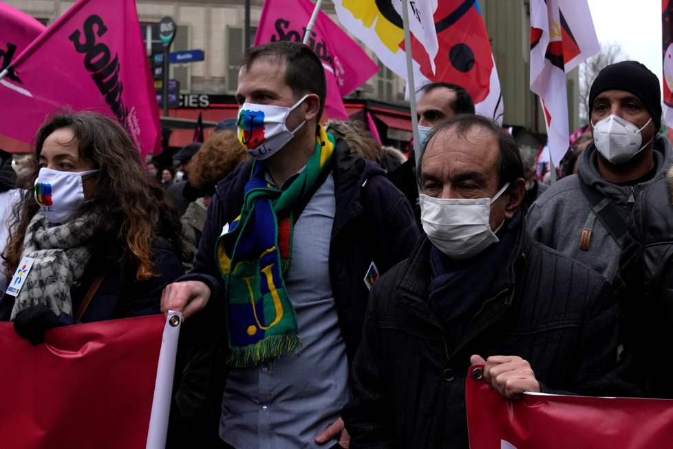 Ulice francouzských měst zaplnily demonstrace za růst mezd a důchodů (27. 1. 2022).