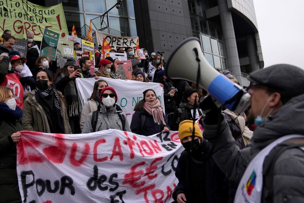 Ulice francouzských měst zaplnily demonstrace za růst mezd a důchodů (27. 1. 2022).