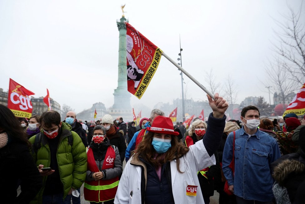 Ulice francouzských měst zaplnily demonstrace za růst mezd a důchodů (27. 1. 2022).