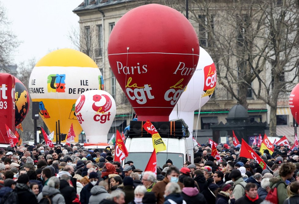 Ulice francouzských měst zaplnily demonstrace za růst mezd a důchodů (27. 1. 2022).