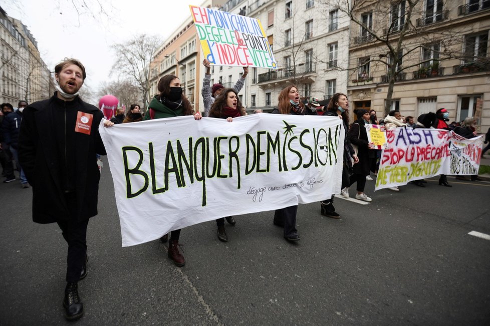 Ulice francouzských měst zaplnily demonstrace za růst mezd a důchodů (27. 1. 2022).