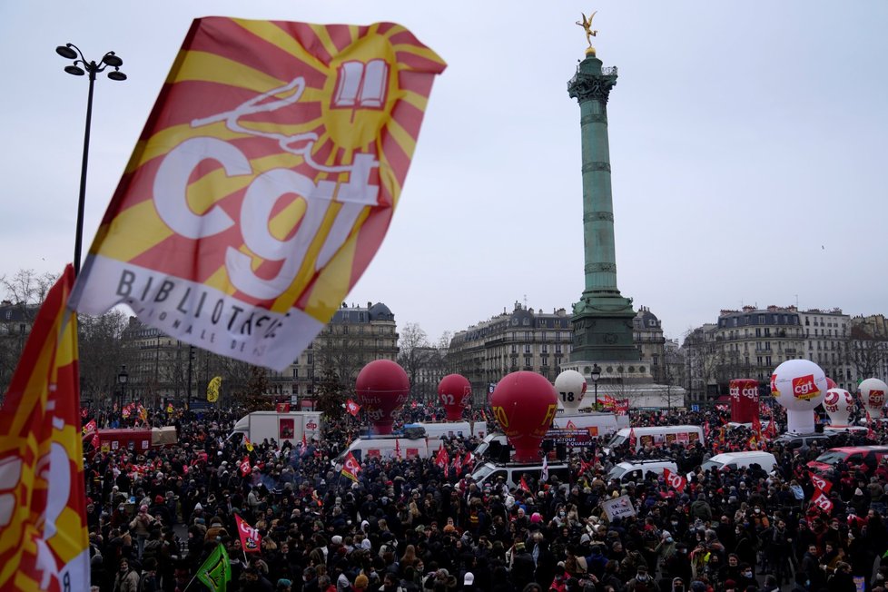 Ulice francouzských měst zaplnily demonstrace za růst mezd a důchodů (27. 1. 2022).