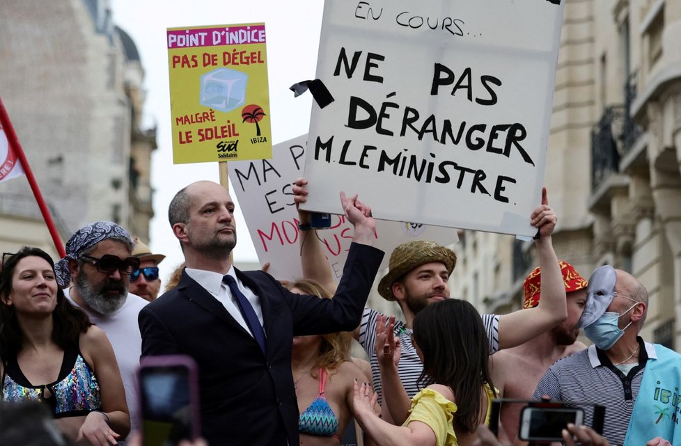 Ulice francouzských měst zaplnily demonstrace za růst mezd a důchodů (27. 1. 2022).