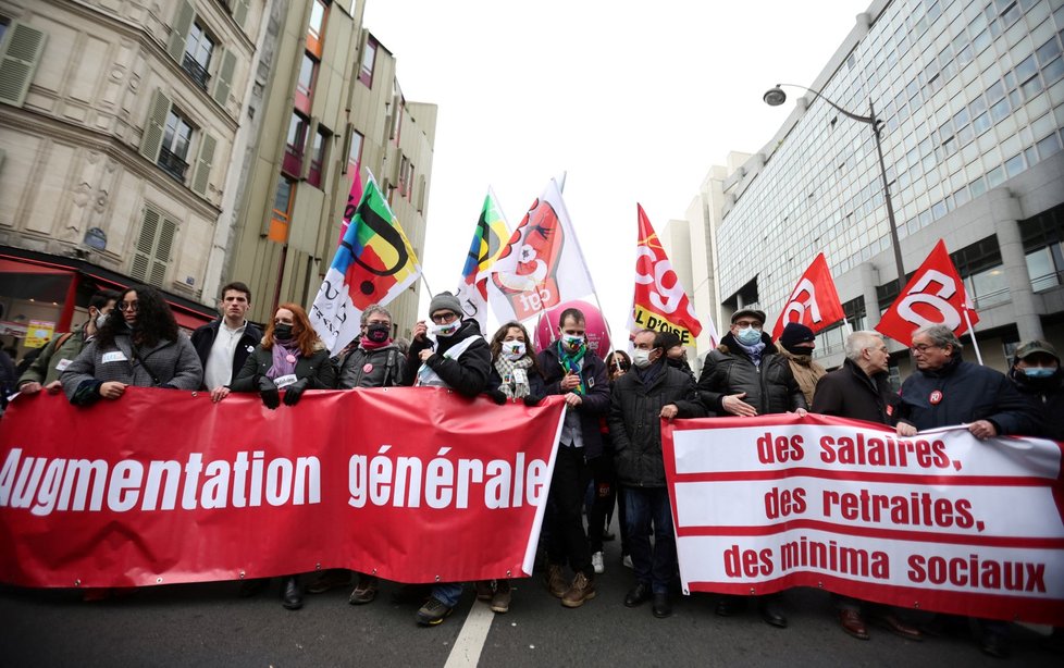 Ulice francouzských měst zaplnily demonstrace za růst mezd a důchodů (27. 1. 2022).