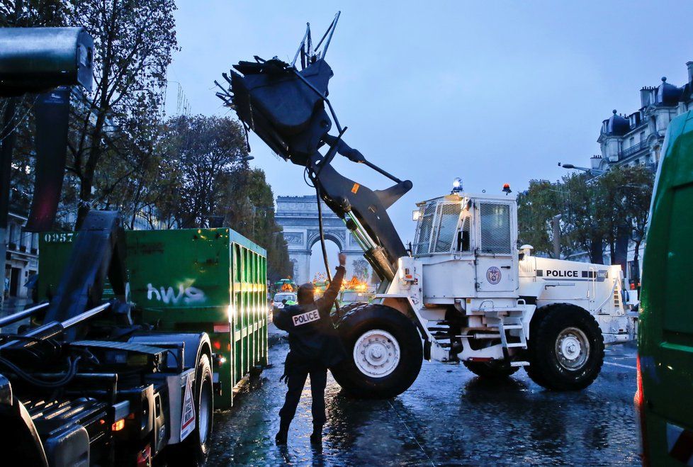 K úklidu &#34;nejkrásnější ulice na světě&#34;, pařížské třídy Champs-Elysées, bude po sobotní demonstraci proti zvýšení cen pohonných hmot a ekonomickým reformám prezidenta Emmanuela Macrona zapotřebí dvou až tří dnů