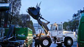 K úklidu „nejkrásnější ulice na světě“, pařížské třídy Champs-Elysées, bude po sobotní demonstraci proti zvýšení cen pohonných hmot a ekonomickým reformám prezidenta Emmanuela Macrona zapotřebí dvou až tří dnů.