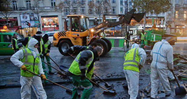 Úklid spouště po demonstrantech v Paříži zabere až tři dny. Pomáhají i bagry