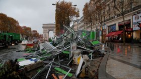 K úklidu „nejkrásnější ulice na světě“, pařížské třídy Champs-Elysées, bude po sobotní demonstraci proti zvýšení cen pohonných hmot a ekonomickým reformám prezidenta Emmanuela Macrona zapotřebí dvou až tří dnů.