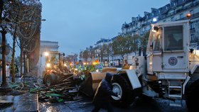 K úklidu „nejkrásnější ulice na světě“, pařížské třídy Champs-Elysées, bude po sobotní demonstraci proti zvýšení cen pohonných hmot a ekonomickým reformám prezidenta Emmanuela Macrona zapotřebí dvou až tří dnů.
