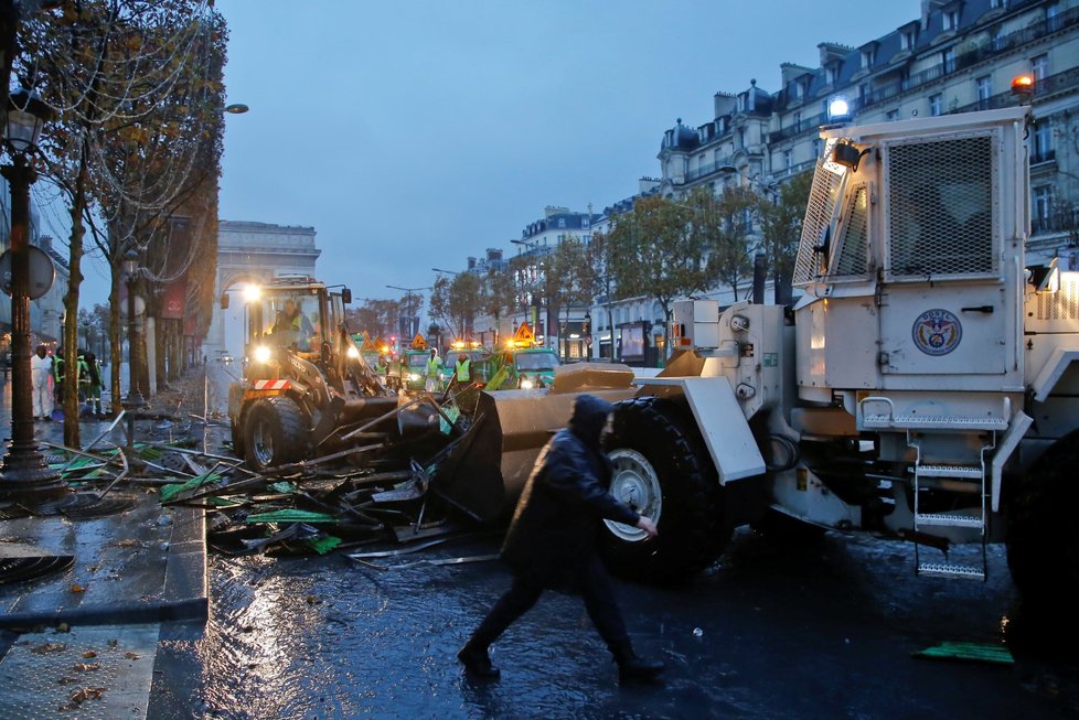 K úklidu &#34;nejkrásnější ulice na světě&#34;, pařížské třídy Champs-Elysées, bude po sobotní demonstraci proti zvýšení cen pohonných hmot a ekonomickým reformám prezidenta Emmanuela Macrona zapotřebí dvou až tří dnů