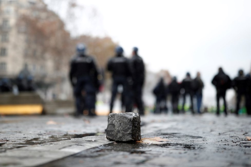 K úklidu &#34;nejkrásnější ulice na světě&#34;, pařížské třídy Champs-Elysées, bude po sobotní demonstraci proti zvýšení cen pohonných hmot a ekonomickým reformám prezidenta Emmanuela Macrona zapotřebí dvou až tří dnů