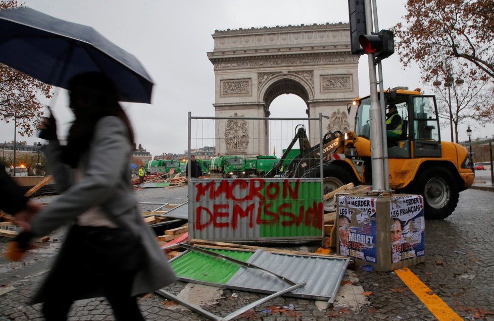 K úklidu &#34;nejkrásnější ulice na světě&#34;, pařížské třídy Champs-Elysées, bude po sobotní demonstraci proti zvýšení cen pohonných hmot a ekonomickým reformám prezidenta Emmanuela Macrona zapotřebí dvou až tří dnů