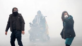 V Paříži vyšly tisíce demonstrantů do ulic v rámci prvního výročí protestů žlutých vest