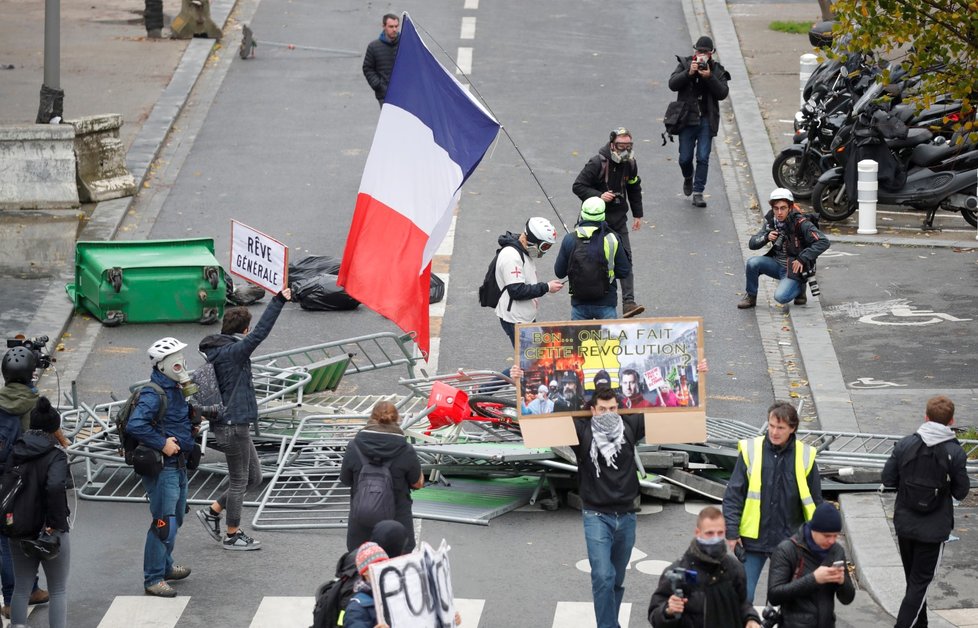 V Paříži vyšly tisíce demonstrantů do ulic v rámci prvního výročí protestů žlutých vest