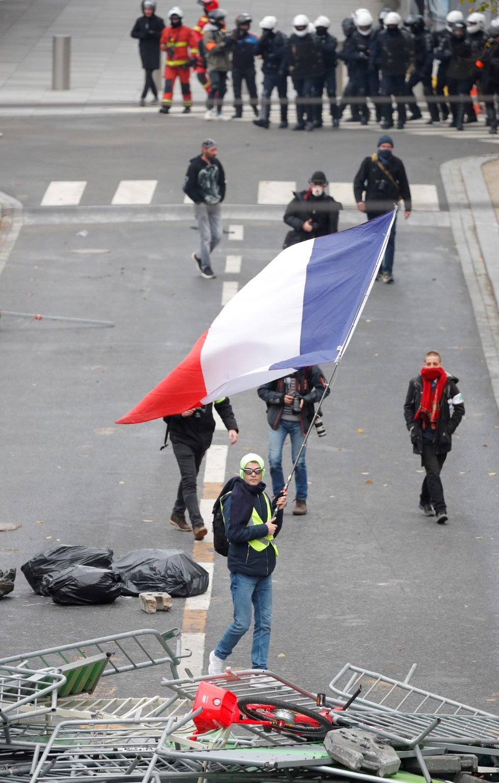 V Paříži vyšly tisíce demonstrantů do ulic v rámci prvního výročí protestů žlutých vest