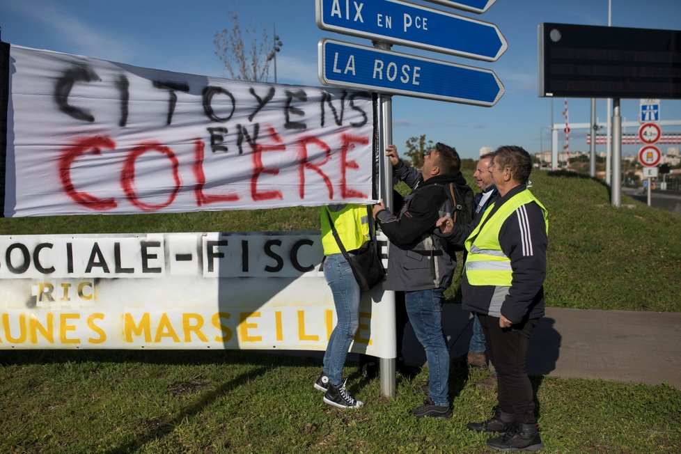 V Paříži vyšly tisíce demonstrantů do ulic v rámci prvního výročí protestů žlutých vest