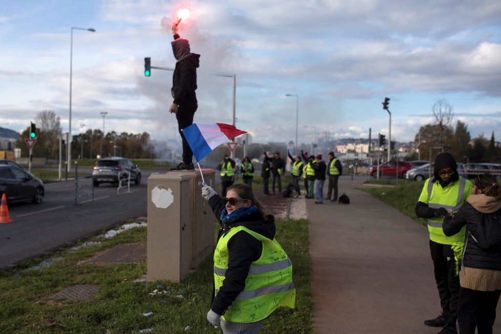 V Paříži vyšly tisíce demonstrantů do ulic v rámci prvního výročí protestů žlutých vest