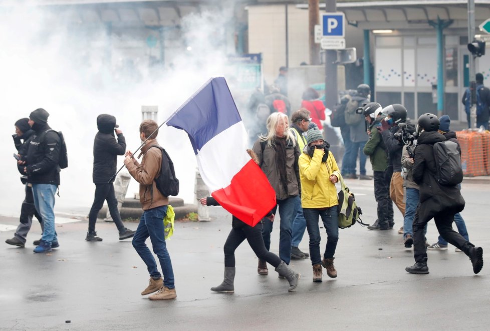 V Paříži vyšly tisíce demonstrantů do ulic v rámci prvního výročí protestů žlutých vest
