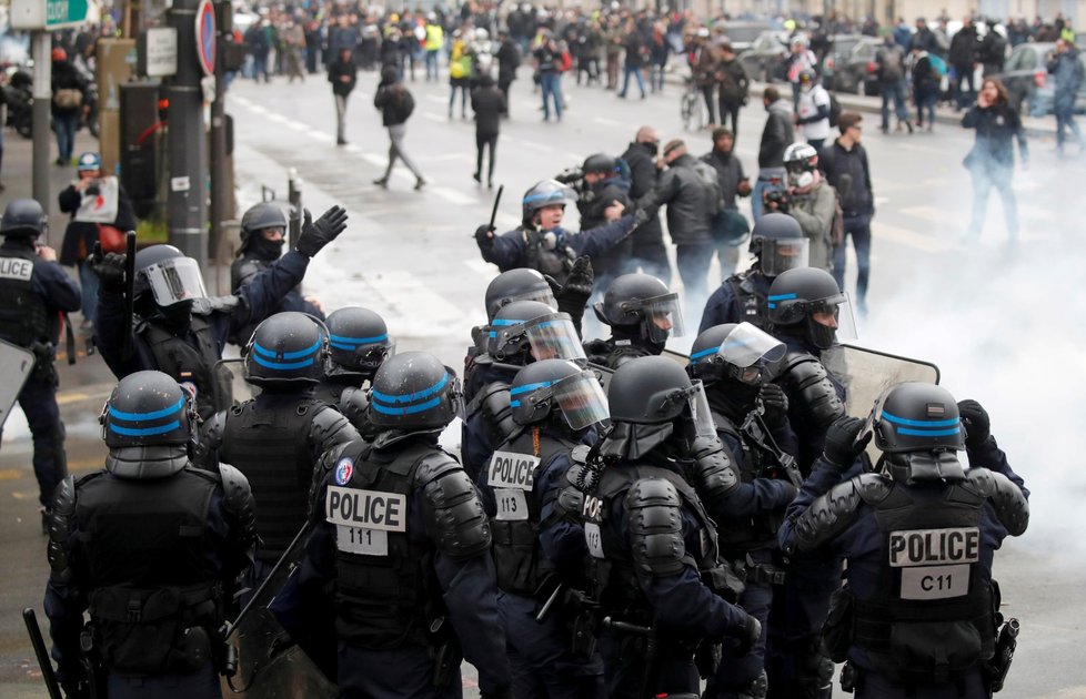 V Paříži vyšly tisíce demonstrantů do ulic v rámci prvního výročí protestů žlutých vest