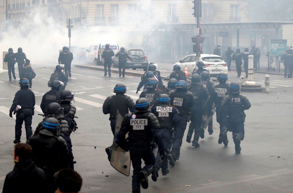 V Paříži vyšly tisíce demonstrantů do ulic v rámci prvního výročí protestů žlutých vest