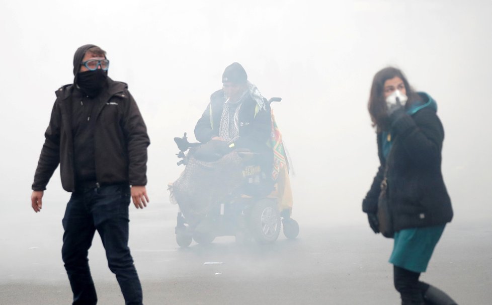 V Paříži vyšly tisíce demonstrantů do ulic v rámci prvního výročí protestů žlutých vest