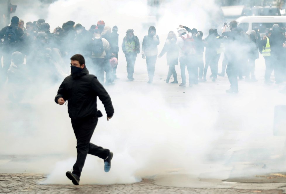 V Paříži vyšly tisíce demonstrantů do ulic v rámci prvního výročí protestů žlutých vest