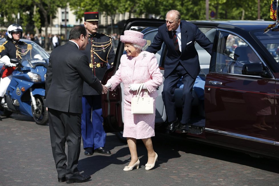 Francouzský prezident vítá britskou královnu Alžbětu II. a jejího manžela.