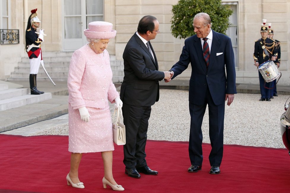 François Hollande se zdraví s manželem královny Alžběty II. Philipem.