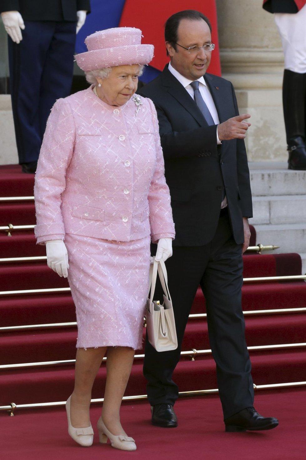 Britská královna Alžběta II. v doprovodu francouzského prezidenta