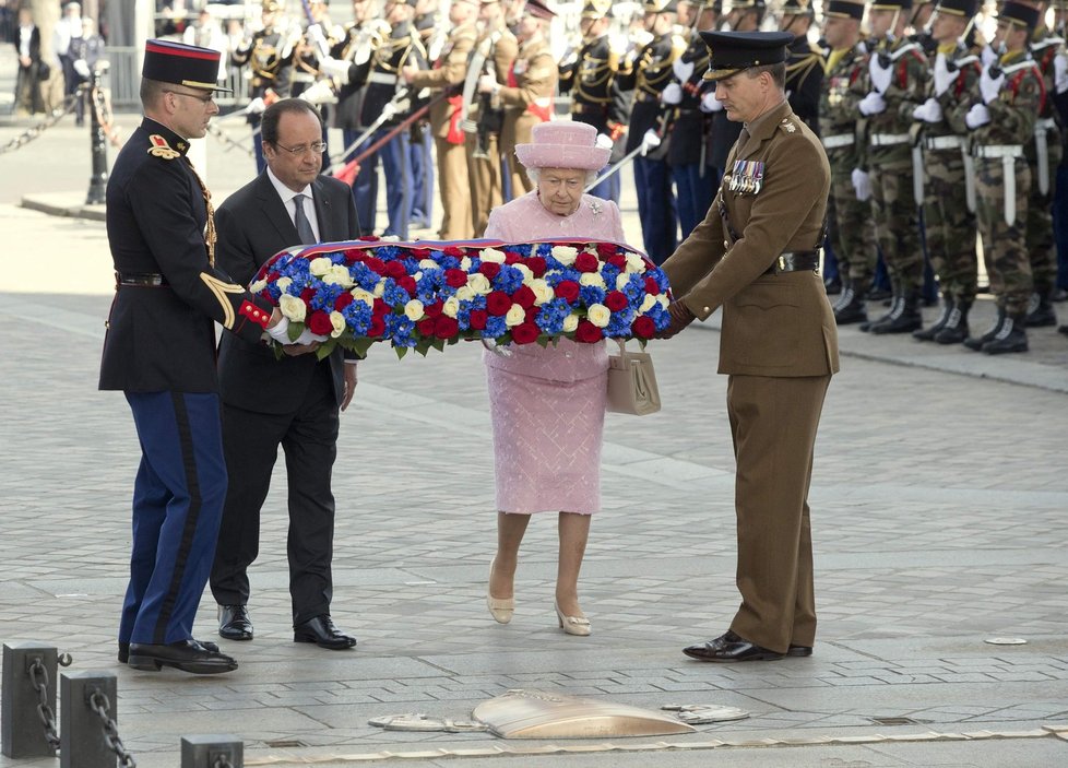 Britská královna Alžběta II. při ceremoniálu ve Francii