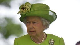 Královna Alžběta se oblékla na Den D do zelené