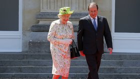 Královna Alžběta II. odhodila zelený kabát, v doprovodu francouzského prezidenta Hollanda si vyšla ve světlých šatech s květinovým motivem