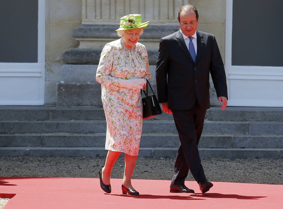 Královna Alžběta II. odhodila zelený kabát, v doprovodu francouzského prezidenta Hollanda si vyšla ve světlých šatech s květinovým motivem.