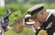 Britská královna Alžběta II. a princ Charles během 70. výročí vylodění spojenců v Normandii