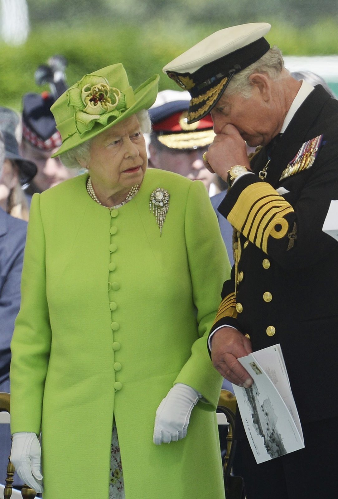 Britská královna Alžběta II. a princ Charles během 70. výročí vylodění spojenců v Normandii