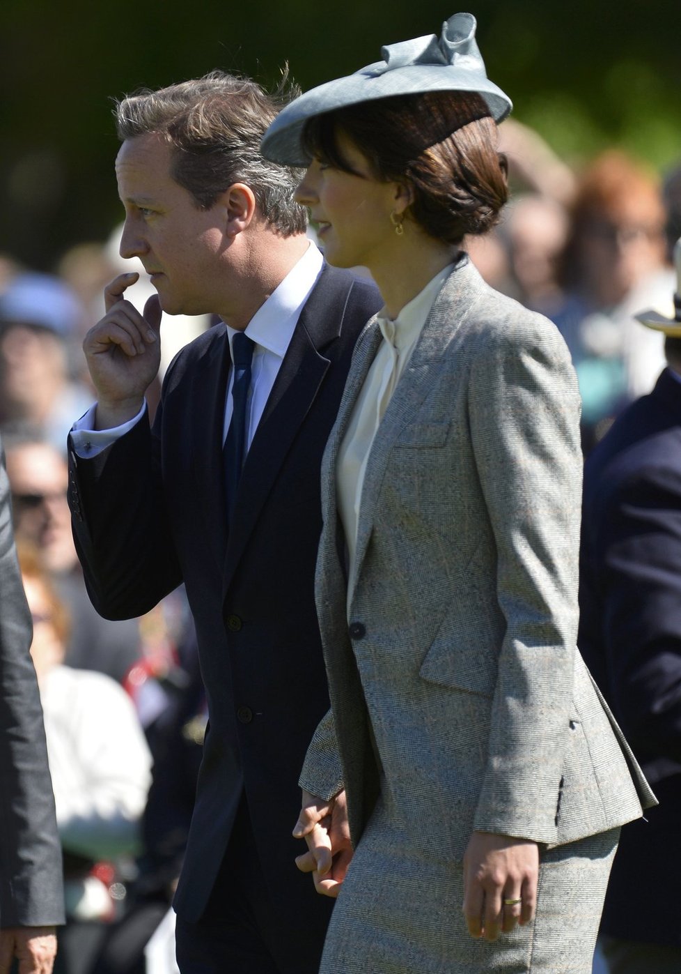 Britský premiér David Cameron při oslavách výročí vylodění v Normandii spolu s manželkou Samanthou, která se oblékla do dobového kostýmku